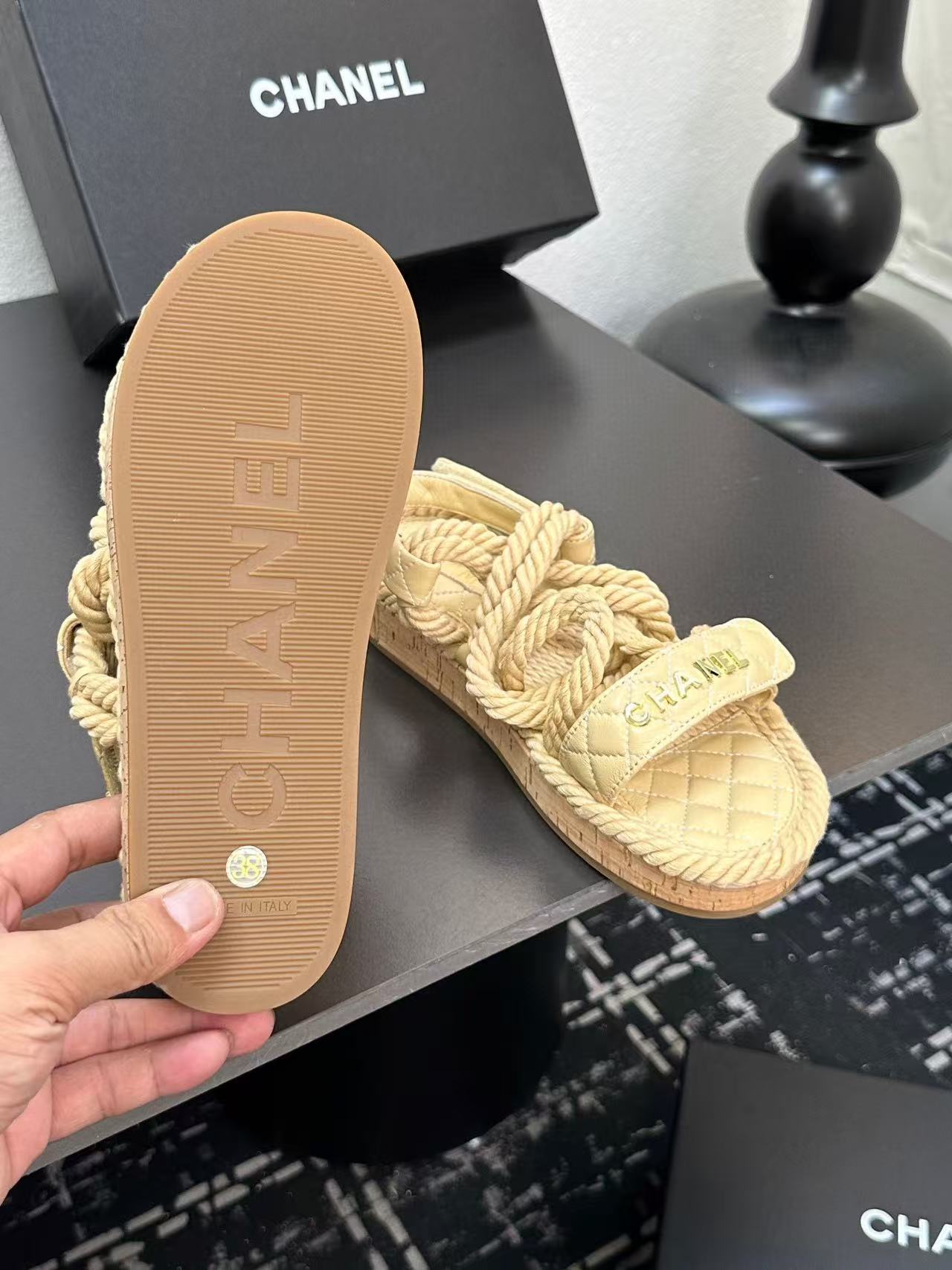 Chanel Slippers Women(AAA)